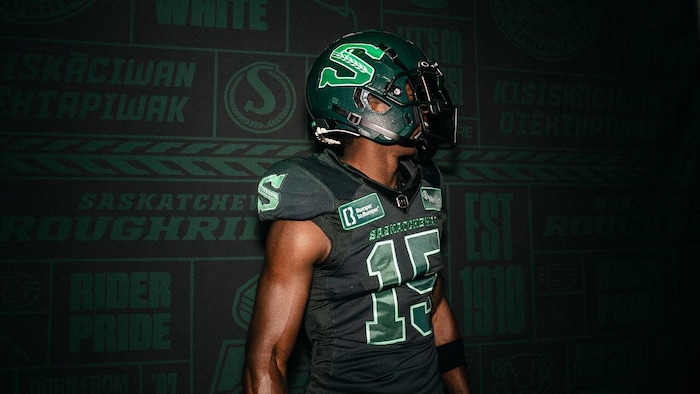 Un joueur des Roughriders de la Saskatchewan en tenue complète, avec le troisième chandail de la saison 2024-2025