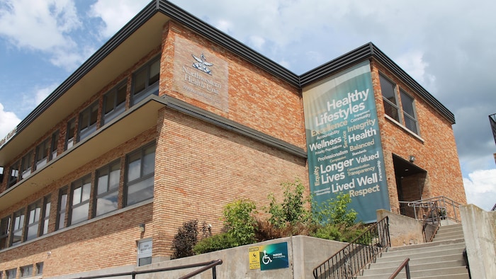 Le bâtiment du bureau de santé du Nord-Ouest de l'Ontario. 