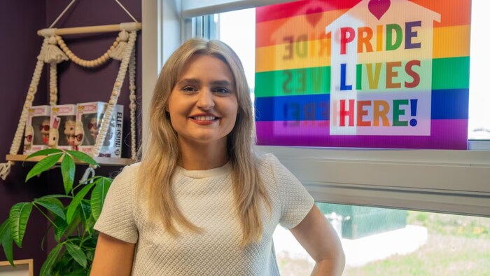 Une femme dans un lieu qui donne des services aux personnes LGBTQ2+.