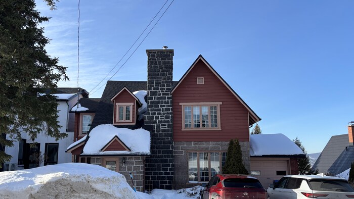 Une maison à étage dans un quartier résidentiel de Lévis, en hiver.