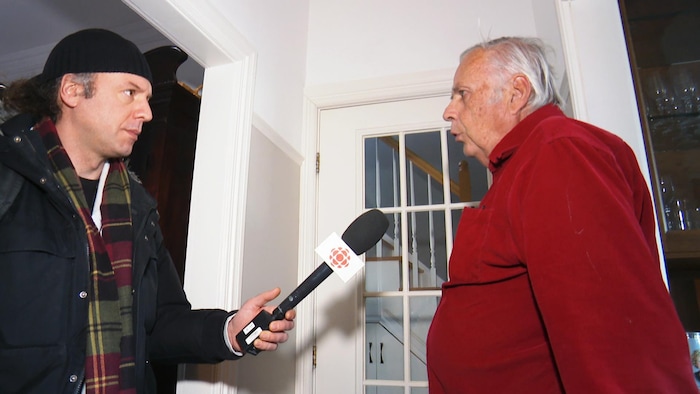 M. Roy montre au journaliste Louis Gagné l’une des portes en question.