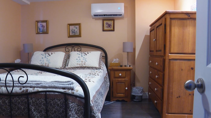 Une chambre à coucher aménagée dans le sous-sol d’une résidence.