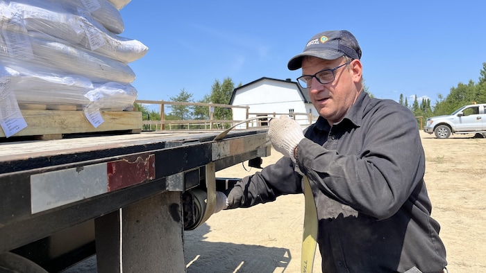 Yves Laurencelle décharge la moulée de son camion.