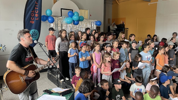 Les 170 élèves de l’école primaire L'Écollectif de Sherbrooke, ainsi que deux classes d’accueil de l’école des Quatre-Vents, ont offert en cadeau à Clémence Desrochers une chanson hommage.