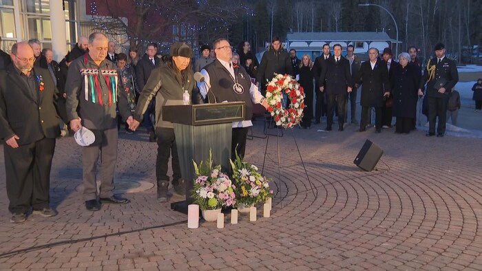 Personnes réunies pour un hommage.