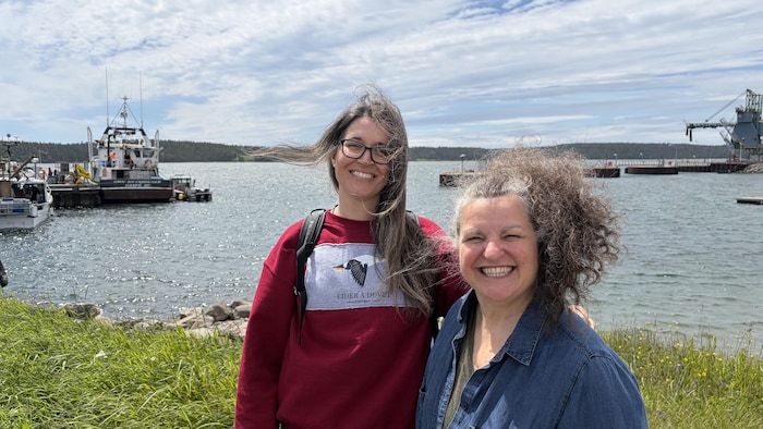 Catherine Plante et Chantal De Serres, tout sourire sur les rives de Havre-Saint-Pierre.