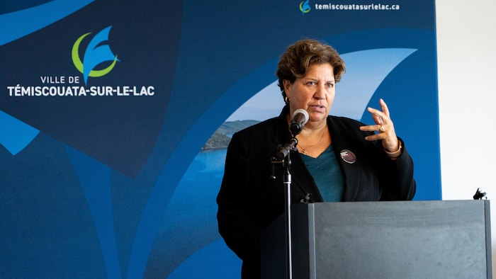 Chantal-Karen Caron s'adresse aux citoyens au micro.