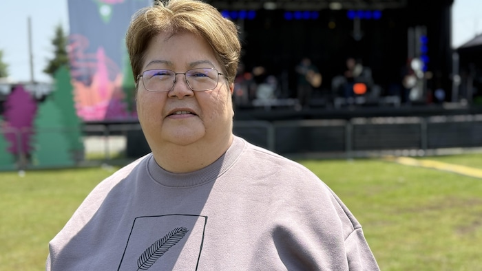 Une femme regarde la caméra.