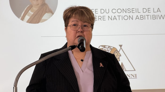 Chantal Kistabish présente un discours.