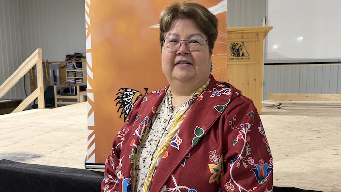 Chantal Kistabish sourit à la caméra.