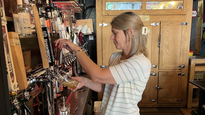 Chantal Massicotte se sert une bière.
