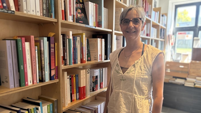 Une personne dans un libraire.