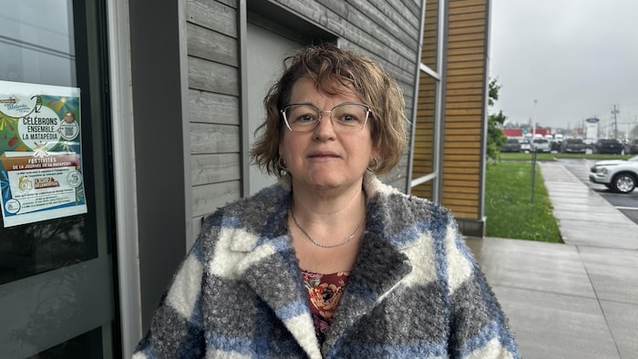 Chantale Lavoie, préfète de la MRC de La Matapédia se tient debout dehors avec des lunettes et des cheveux court.