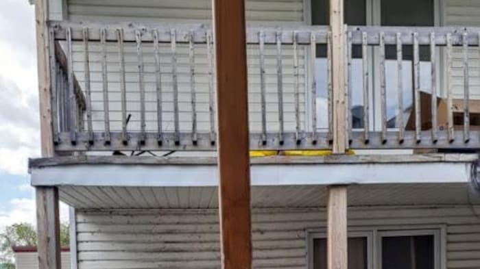 Le corps de Chantel Moore est enveloppé dans un sac mortuaire sur un balcon.