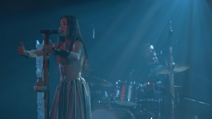 Anyma Ora chante sur scène.