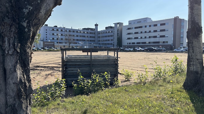 La zone de chantier au bord de l'hôpital.