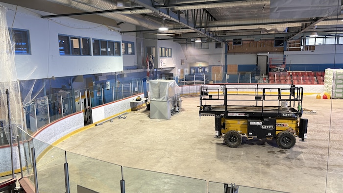 Des travaux de réparation sont réalisés à l’intérieur d’un aréna.