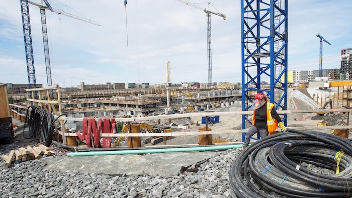 Un ouvrier sur un chantier de construction.