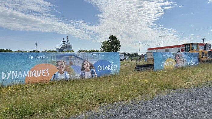 Un terrain entouré de clôtures de chantier.