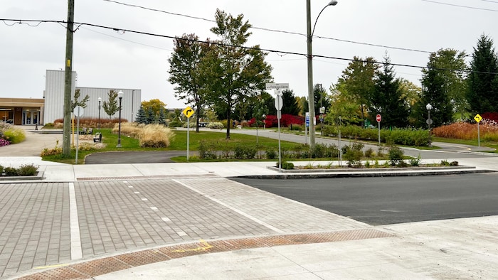 Traverse piétonnière et cyclable pavée dotée de dalles podotactiles à l'angle des rues Lee et Pointe-aux-Lièvres.