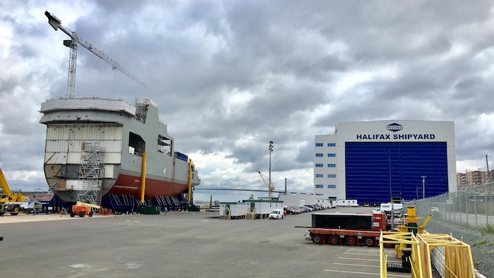 Un navire en construction au chantier naval Irving à Halifax.