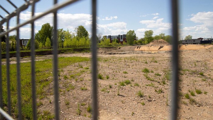 Un terrain prêt à accueillir un chantier de construction.