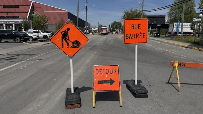 Des pancartes de travaux routiers. 