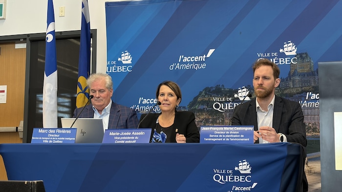 La vice-présidente du comité exécutif et responsable de l’entretien des voies de circulation, Marie-Josée Asselin, le directeur du Service du transport et de la mobilité intelligente, Marc des Rivières, ainsi que le directeur de la Division de la coordination des projets d'aménagement et de mobilité durable au Service de la planification de l'aménagement et de l'environnement, Jean-François Martel Castonguay, lors d’un point de presse.