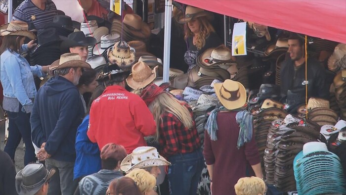 Un kiosque qui vend des chapeaux de cowboy.