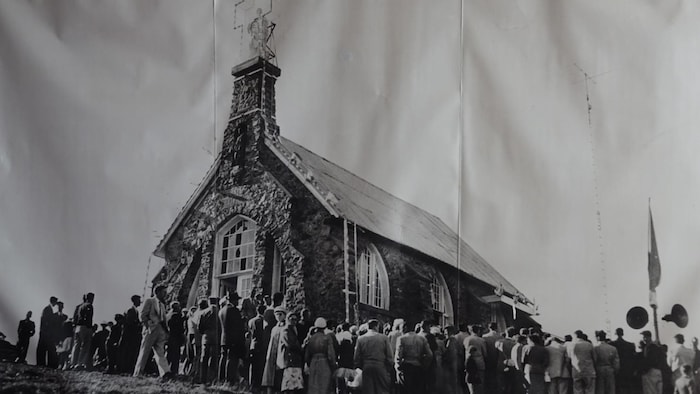 Une photo d'archives en noir et blanc de la chapelle au sommet du mont Saint-Joseph.