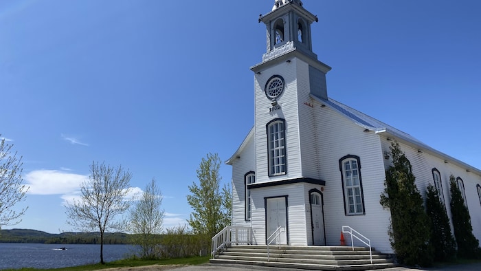 Une chapelle sur le bord d'un lac.