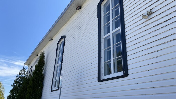 L'extérieur d'une chapelle avec des fenêtres.