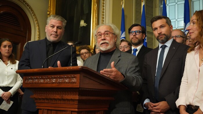 Le président du MDN, Jean-Pierre Charbonneau, entouré notamment de Gabriel Nadeau-Dubois, de QS, de Pascal Bérubé, du PQ, d'Alex Tyrrell, du PVQ, et de Martine Ouellet, de Climat Québec, dans le hall principal de l'Assemblée nationale.