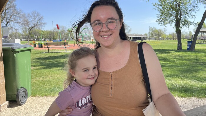 Charisma Ginter et sa fille, Thea, dans un parc à Saint-Pierre-Jolys, le 13 mai 2025.