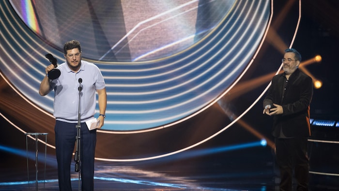 L'acteur tient lad   trophée sur scène.
