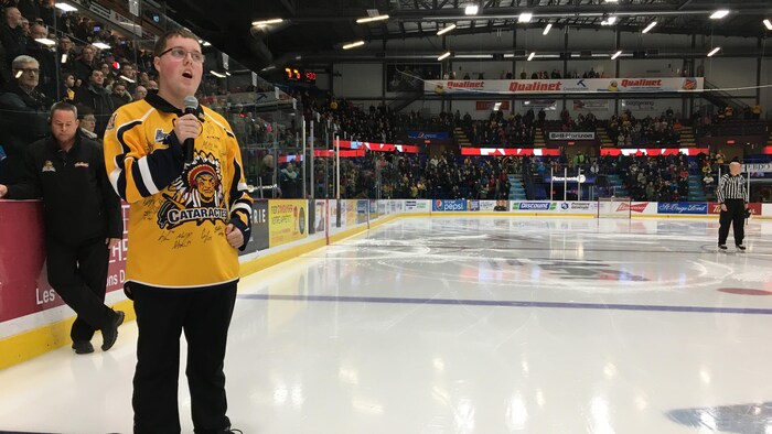 Charles Bournival sur la patinoire des Cataractes.