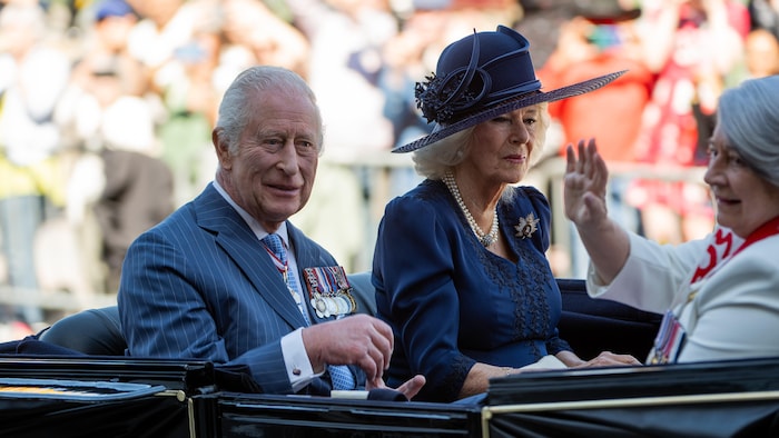 Le roi, la rein et Mary Simon sourient à bord du landau royal.