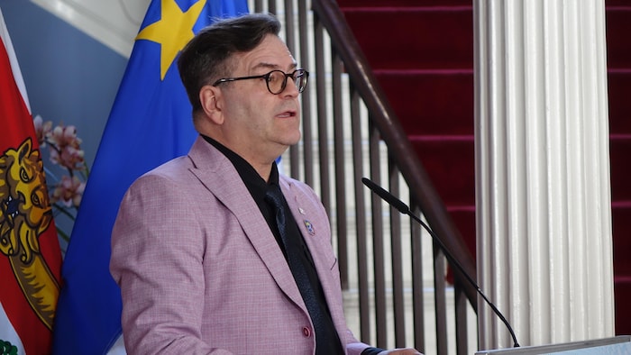 Charles Duguay fait un discours