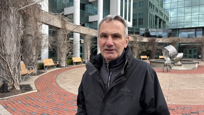 Charles Léger devant l'hôtel de ville de Moncton. 