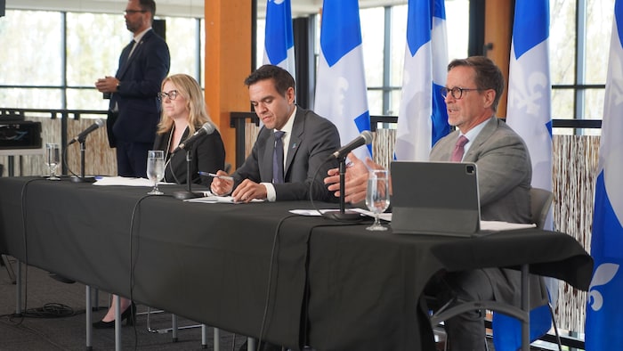 M. Beauchemin, Mme White et leur chef, Charles Milliard, en conférence de presse.