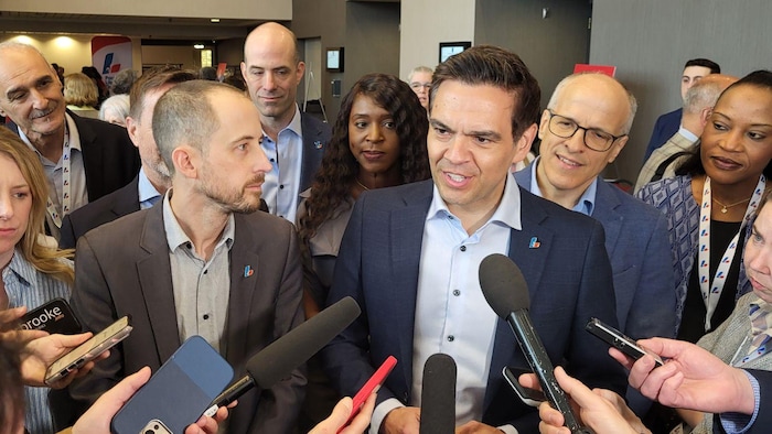 Charles Milliard en mêlée de presse.