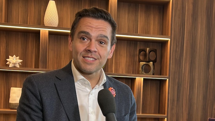 Charles Milliard parle dans un micro.