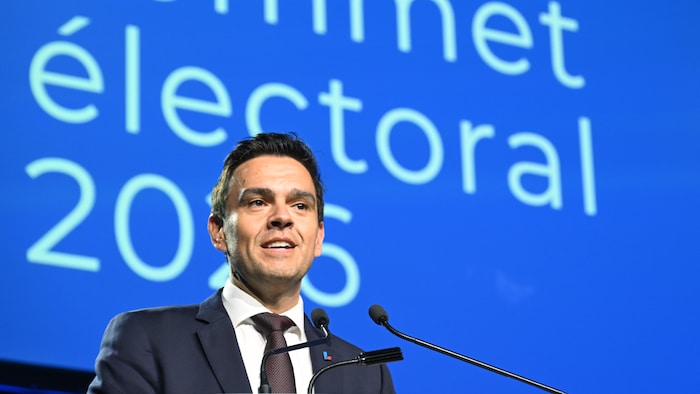 Charles Milliard parle dans un micro.