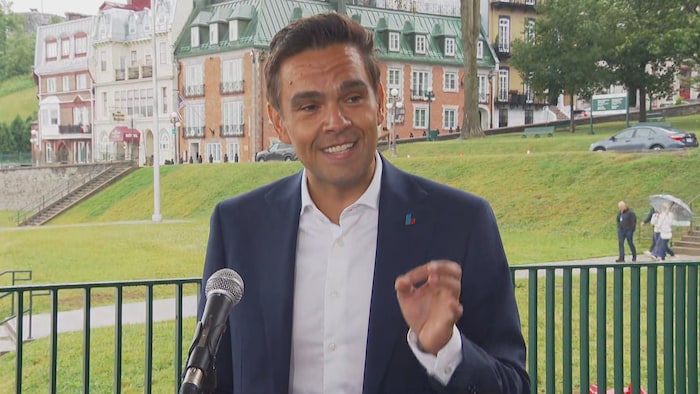 Charles Milliard s'exprime au micro.