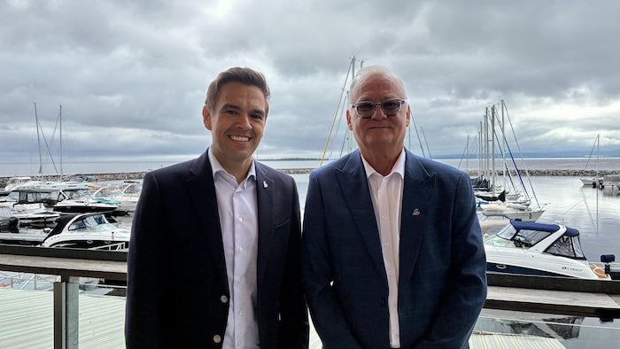 Deux hommes devant une marina.