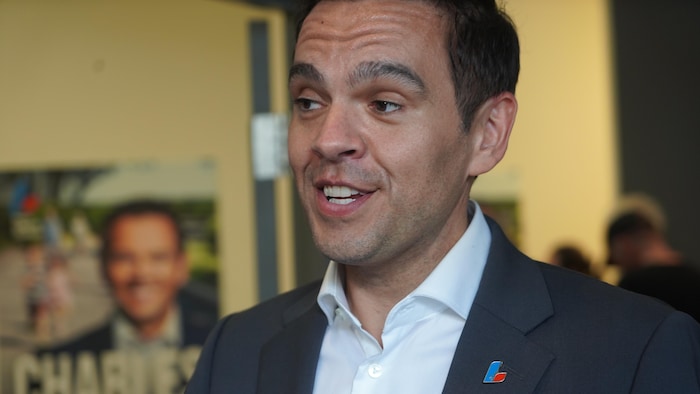 Charles Milliard devant les journalistes.