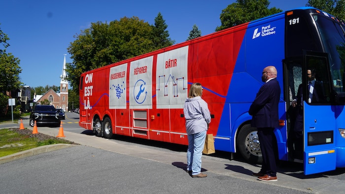 L'autocar du Parti libéral sur lequel on lit "Rassembler, réparer, bâtir".