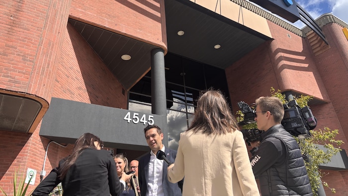 Charles Milliard s'adresse à des journalistes lors d'un point de presse devant les studios de TVA.