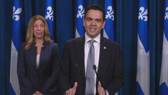 Charles Milliard s'adresse aux journalistes.