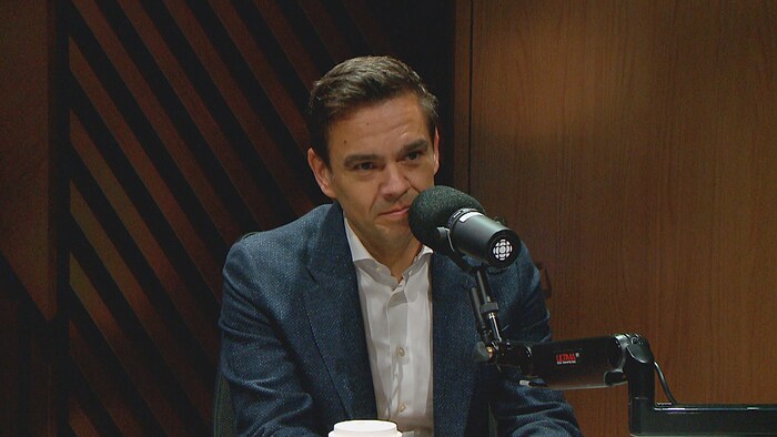 Charles Milliard dans un studio de radio. 